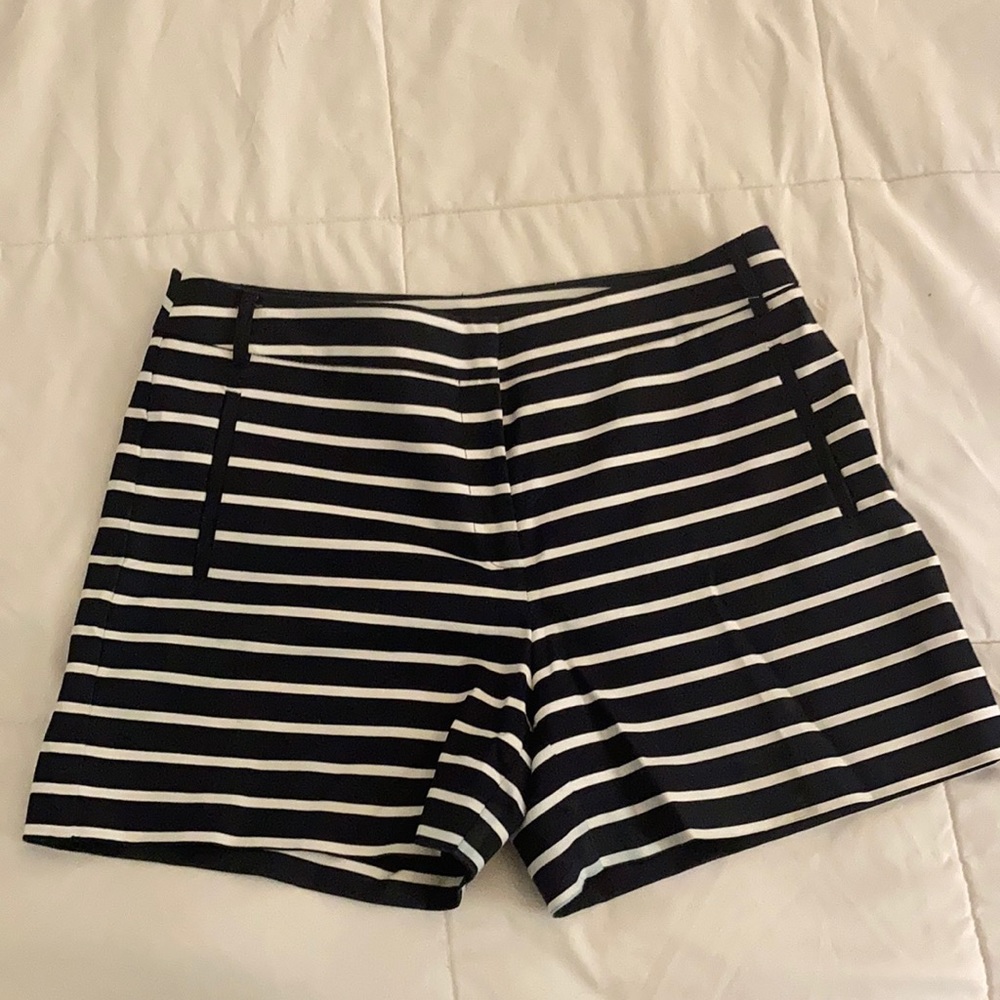 Anne Klein navy blue and white striped shorts. Sz6